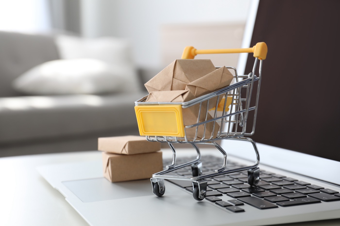Onlinehändler beim Verpacken von Bestellungen