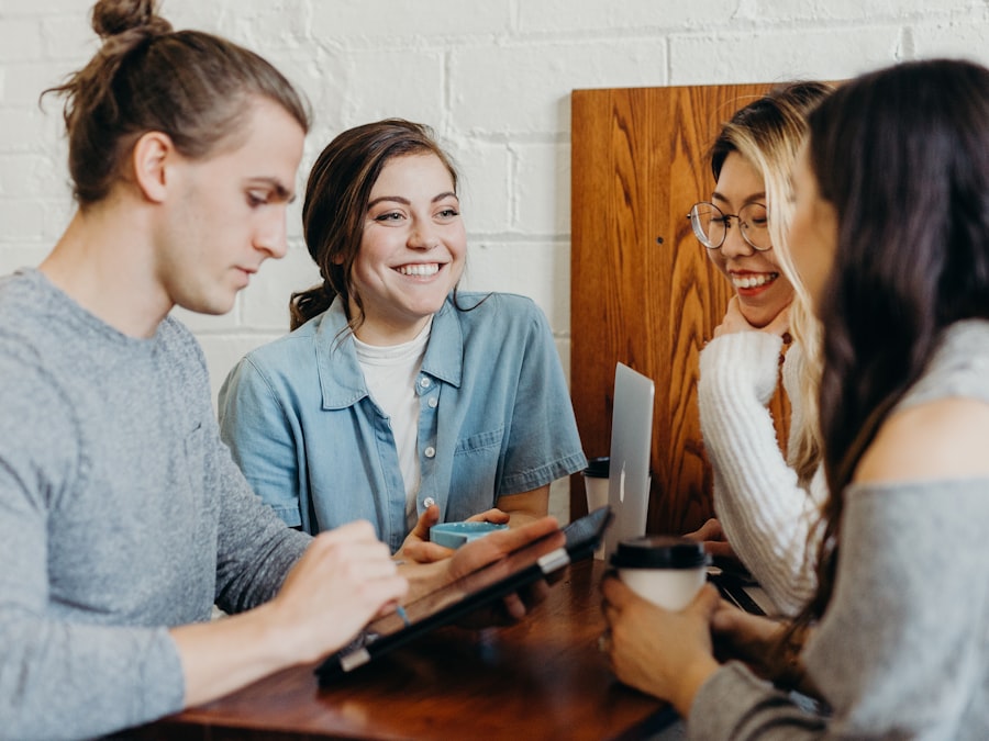 Zwei Menschen besprechen Unterlagen