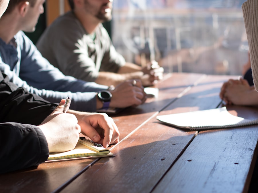 Beratungsgespräch am Besprechungstisch